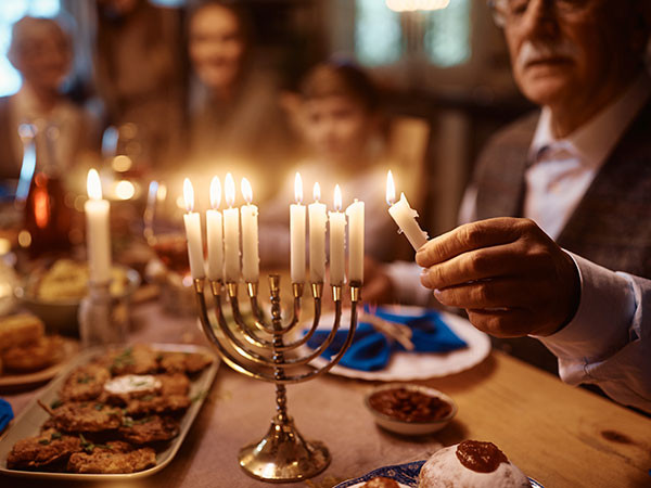 Hanukkah-Celebrating-the-Festival-of-Lights_600x450.jpg